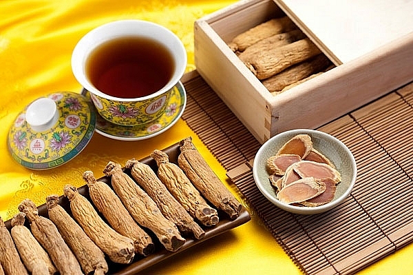 Nhân sâm chứa hoạt chất kích thích thần kinh hưng phấn, dẫn đến tình trạng mất ngủ. Ngoài ra, nhân sâm cũng khiến tình trạng đầy hơi, khó tiêu thêm trầm trọng, ảnh hưởng đến quá trình tiêu hóa, tăng gánh nặng cho dạ dày.